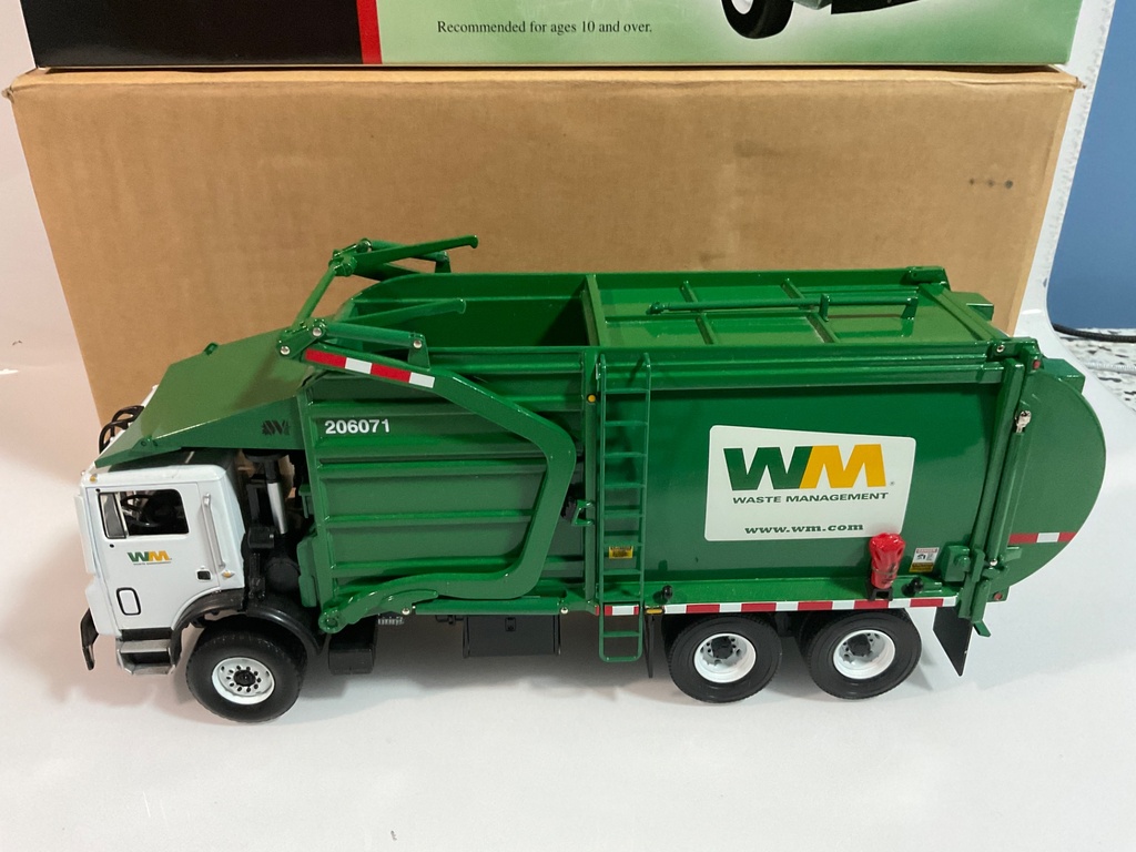1/34 FIRST GEAR FRONT END LOADER WASTE MANAGEMENT  - Photo 2