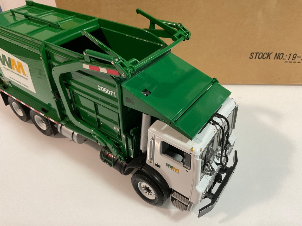 1/34 FIRST GEAR FRONT END LOADER WASTE MANAGEMENT  - Photo 4