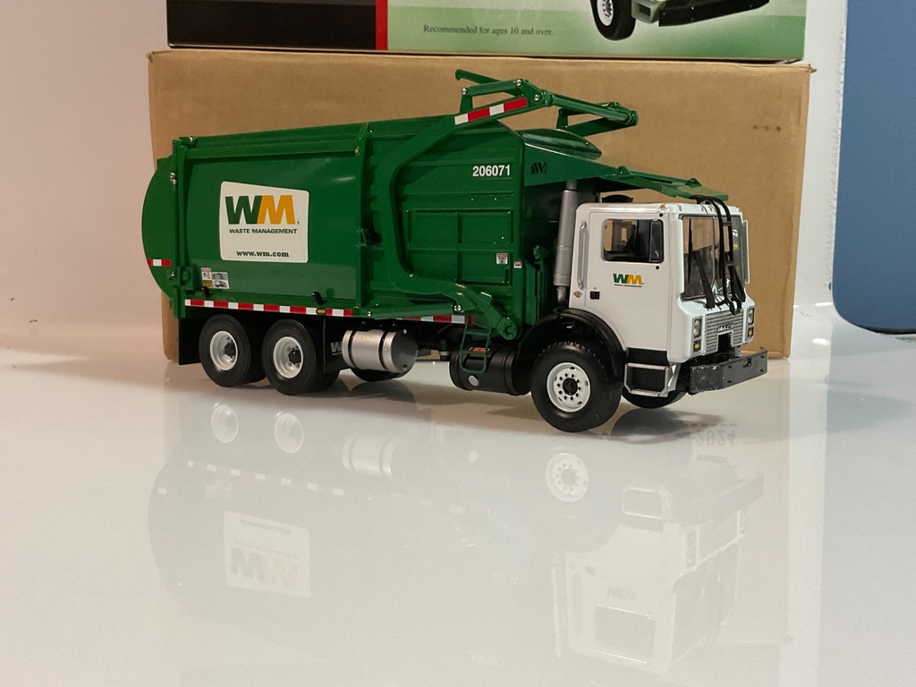 1/34 FIRST GEAR FRONT END LOADER WASTE MANAGEMENT  - Photo 5