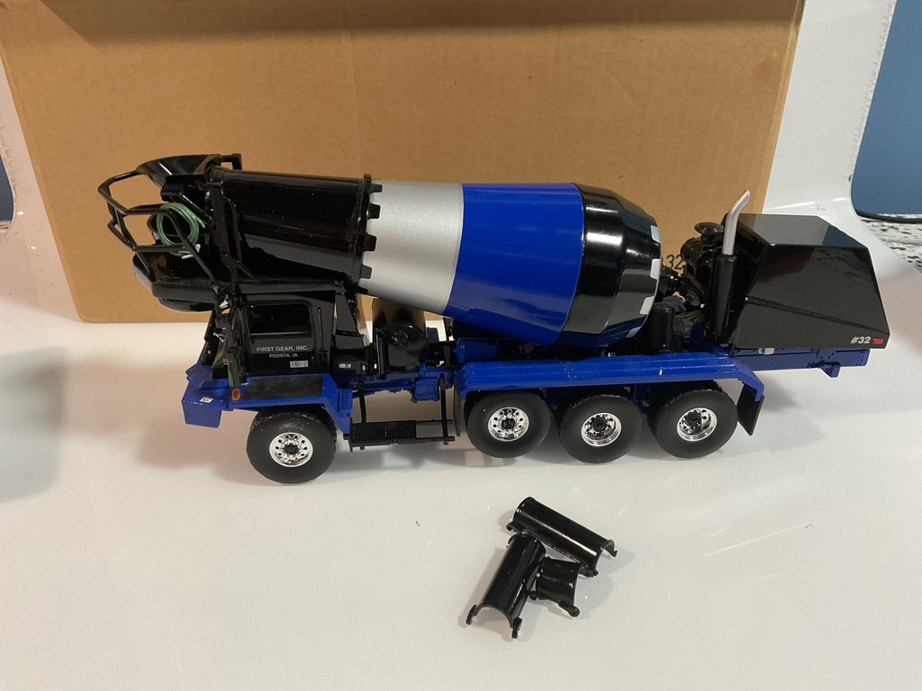 1/34 FIRST GEAR FRONT DISCHARGE MIXER 19-0032 - Photo 2