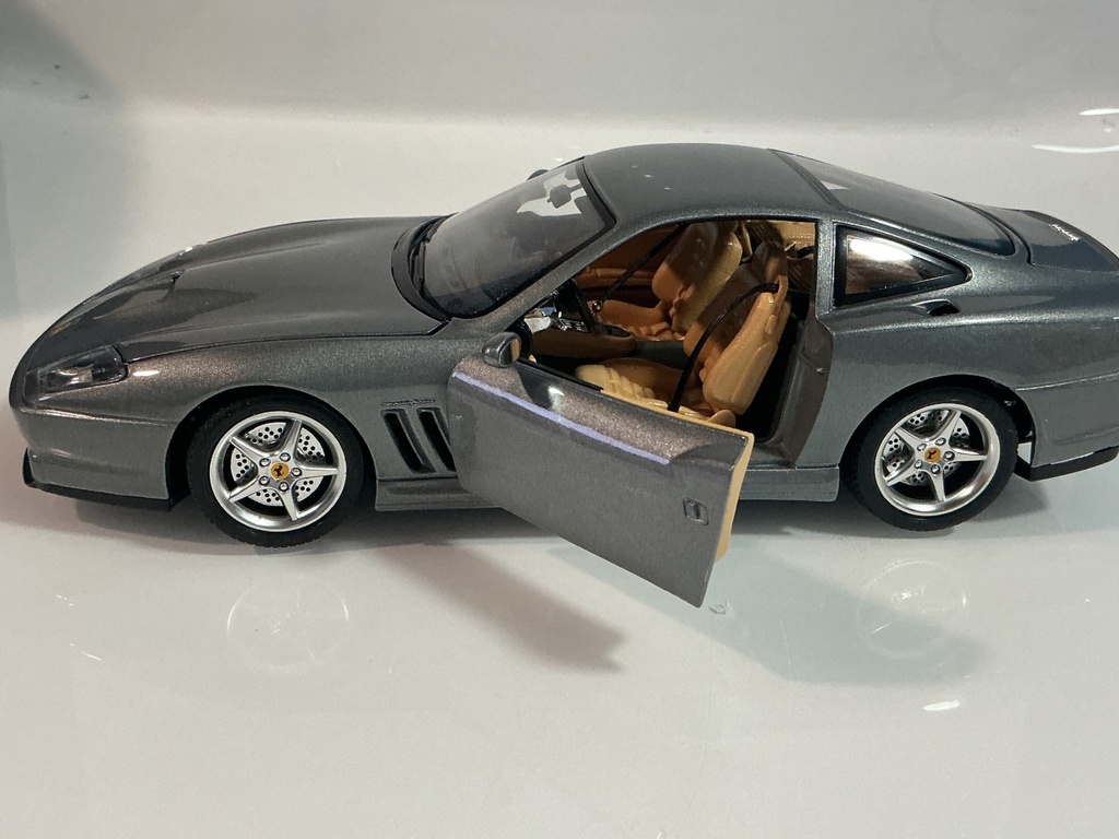 1/18 BURAGO FERRARI 550 MARANELLO (1996) DARK GREY ON TAN - Photo 2