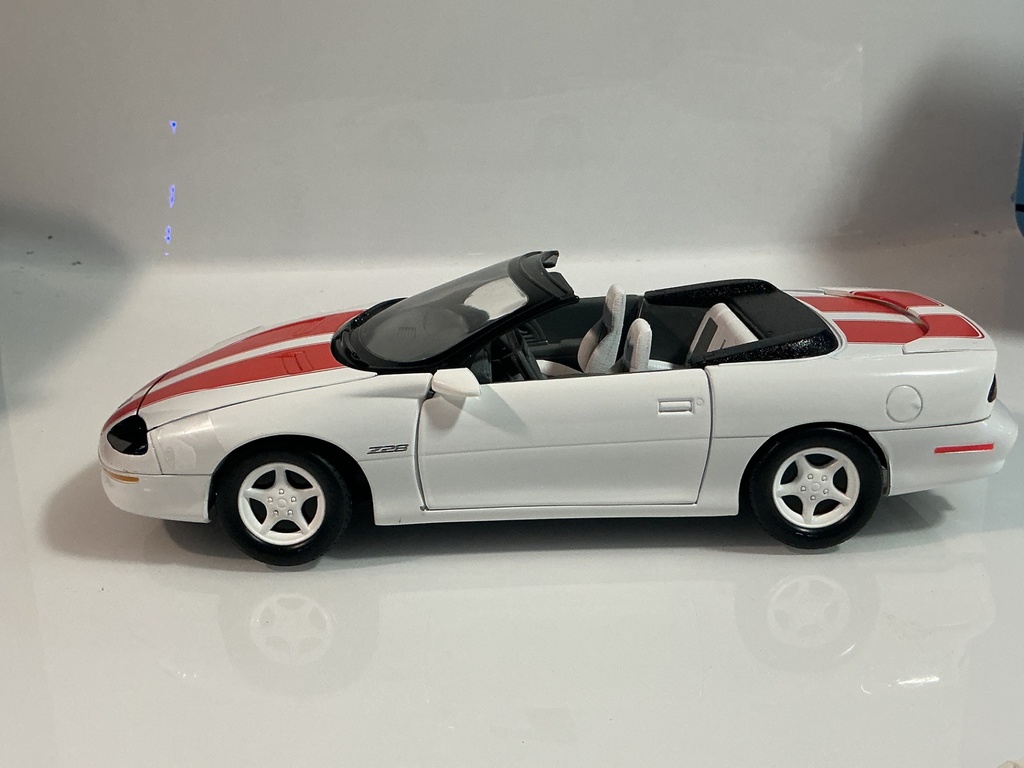1/18 ERTL 1997 CHEVROLET CAMARO RED / WHITE [LIGHT RASHING] - Photo 2