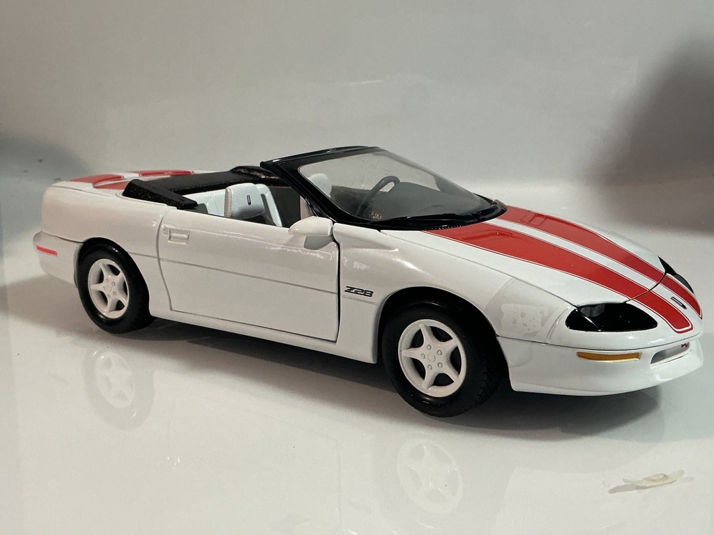 1/18 ERTL 1997 CHEVROLET CAMARO RED / WHITE [LIGHT RASHING] - Photo 5