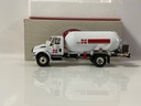 1/34 FIRST GEAR INTERNATIONAL  4400 WITH PROPANE BODY CENEX 19-3596 - Photo 2