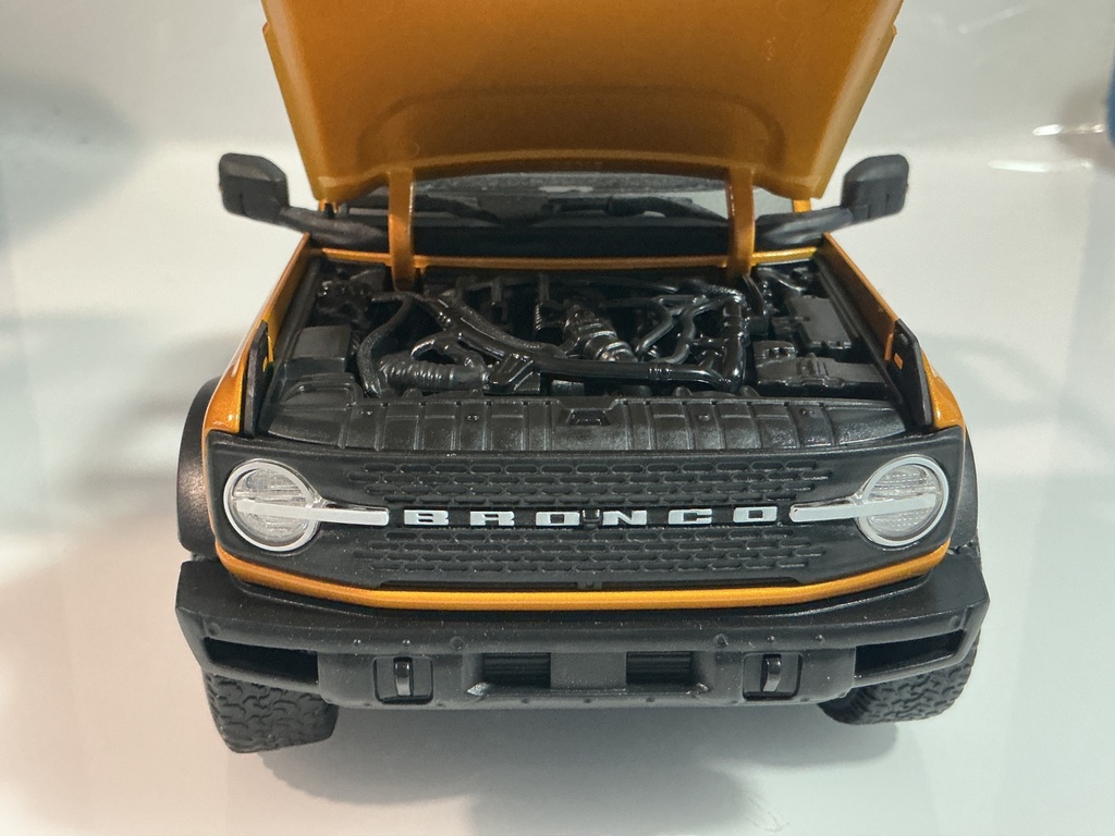 1/18 MAISTO FORD BRONCO ORANGE ON BLACK - Photo 3