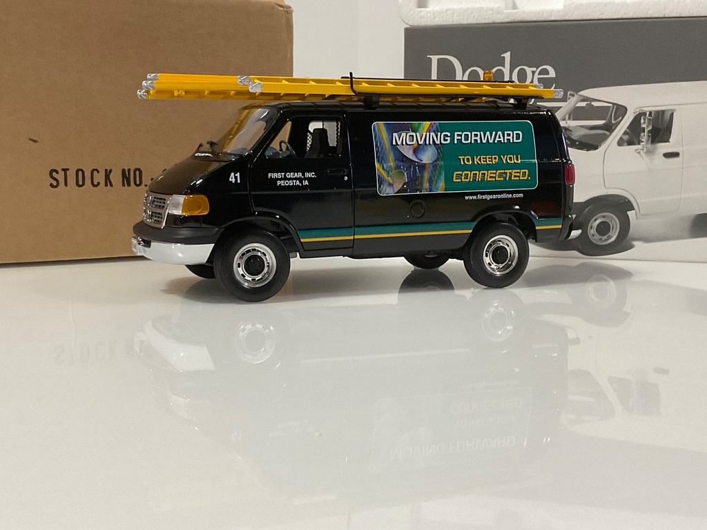 1/34 FIRST GEAR DODGE RAM VAN 19-0041  - Photo 2