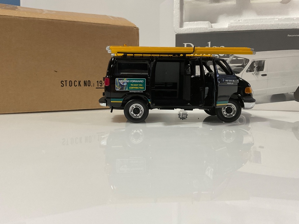 1/34 FIRST GEAR DODGE RAM VAN 19-0041  - Photo 4