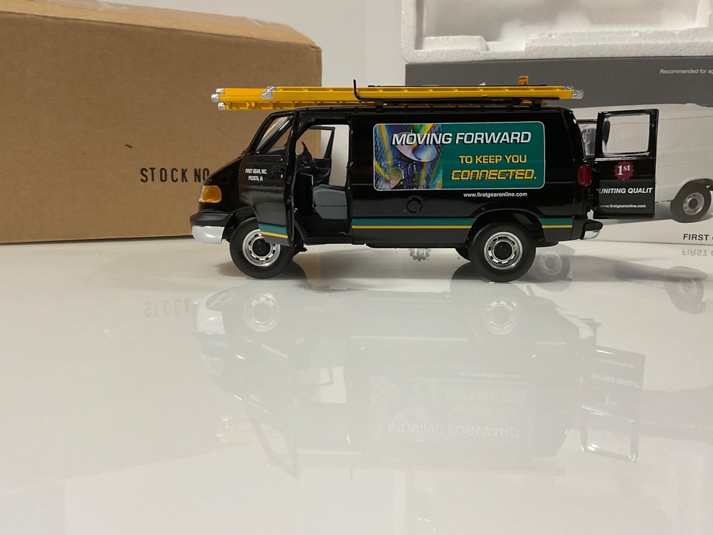 1/34 FIRST GEAR DODGE RAM VAN 19-0041  - Photo 6