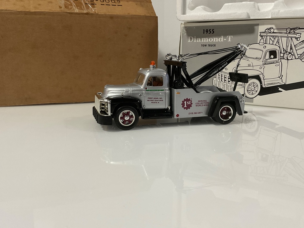 1/34 FIRST GEAR 1955 DIAMOND -T TOW TRUCK 19-0009 - Photo 2