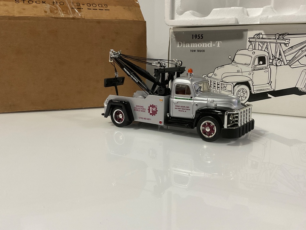 1/34 FIRST GEAR 1955 DIAMOND -T TOW TRUCK 19-0009 - Photo 3