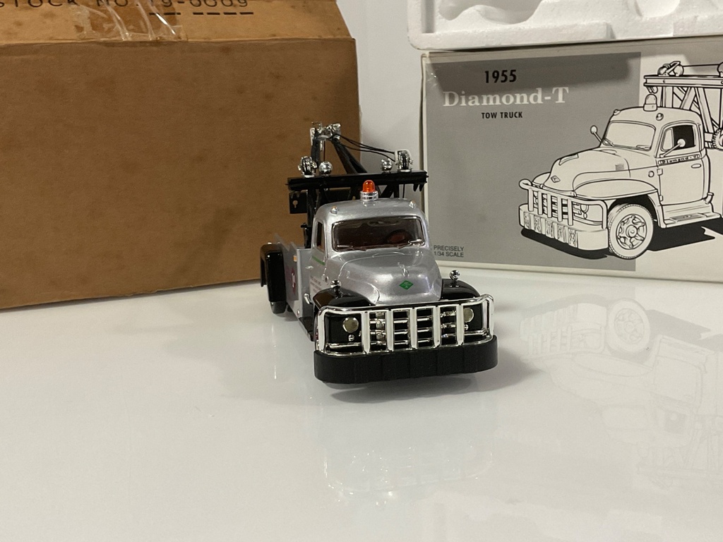 1/34 FIRST GEAR 1955 DIAMOND -T TOW TRUCK 19-0009 - Photo 5