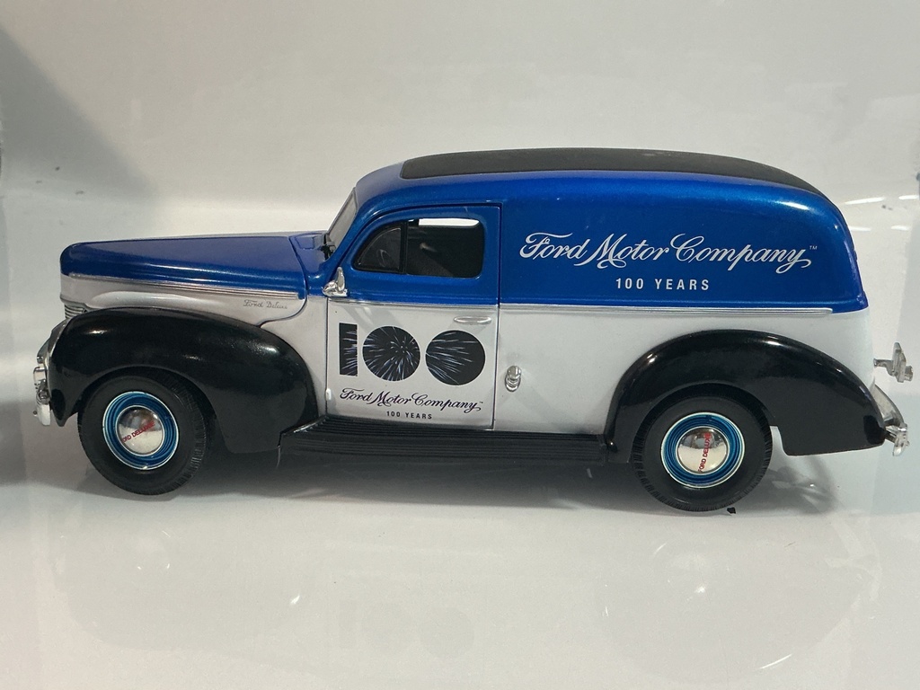 1/18 MATCHBOX 100TH ANNIVERSARY 1940 FORD SEDAN DELIVERY BLUE / WHITE - Photo 2