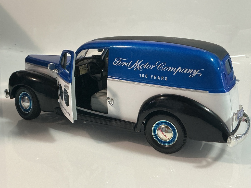 1/18 MATCHBOX 100TH ANNIVERSARY 1940 FORD SEDAN DELIVERY BLUE / WHITE - Photo 4