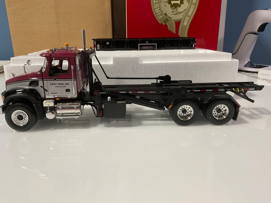1/34 FIRST GEAR MACK ROLL OFF REFUSE 19-0046 - Photo 3
