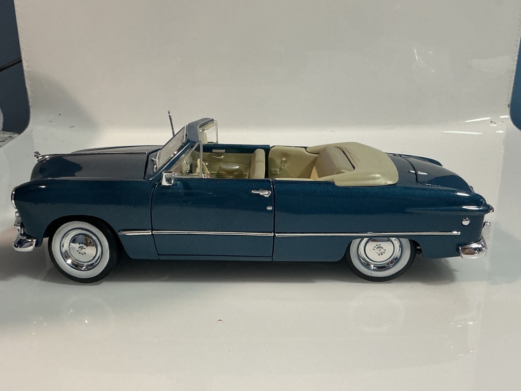 1/18 MAISTO 1949 FORD BLUE ON CREAM [BENT ANTENNA] - Photo 2
