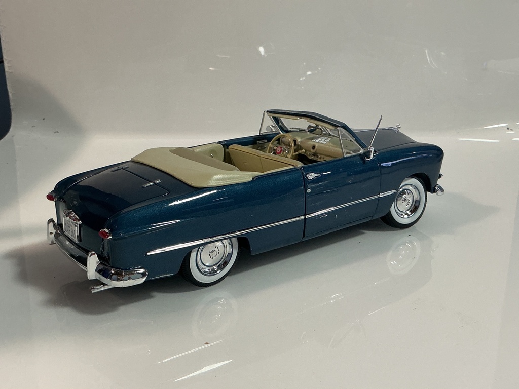 1/18 MAISTO 1949 FORD BLUE ON CREAM [BENT ANTENNA] - Photo 6
