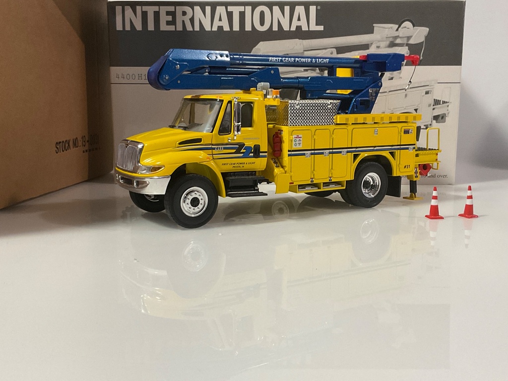 1/34 FIRST GEAR INTERNATIONAL 4400 HIGH PERFORMANCE TRUCK 19-0031  - Photo 2