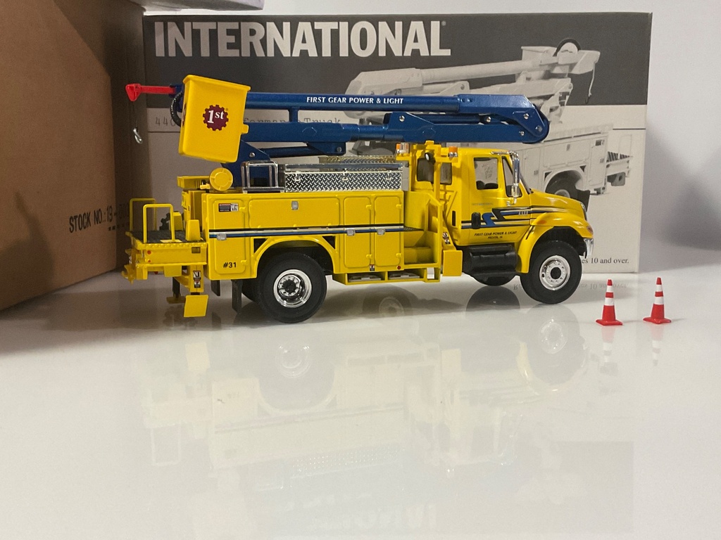 1/34 FIRST GEAR INTERNATIONAL 4400 HIGH PERFORMANCE TRUCK 19-0031  - Photo 3