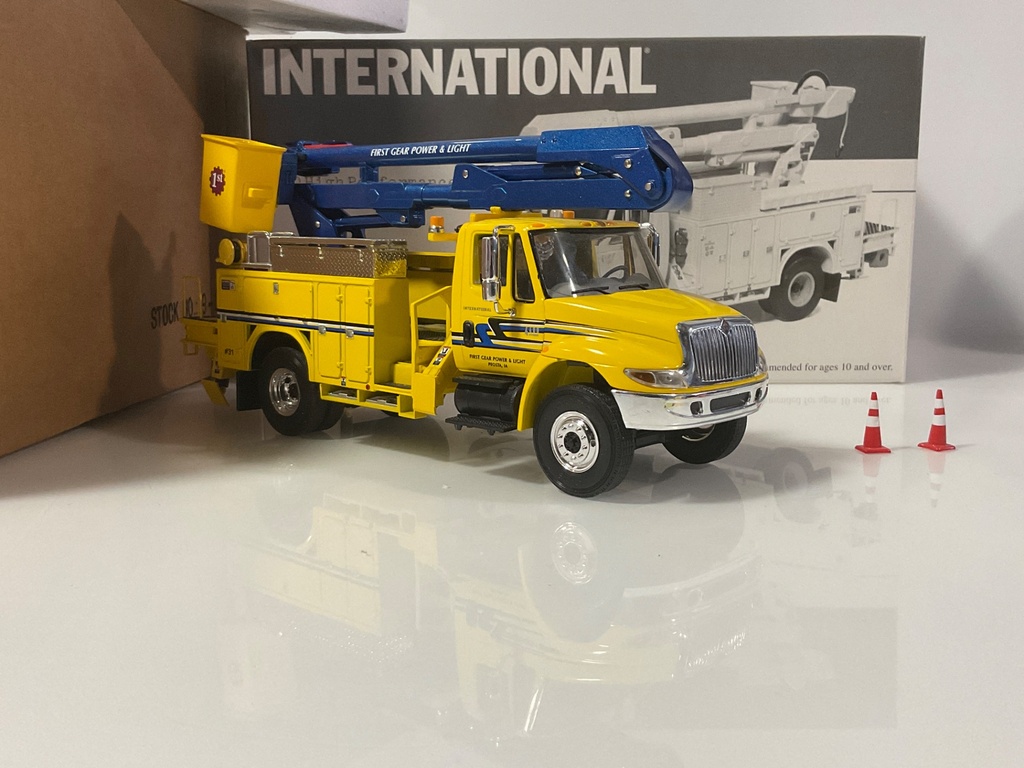 1/34 FIRST GEAR INTERNATIONAL 4400 HIGH PERFORMANCE TRUCK 19-0031  - Photo 4
