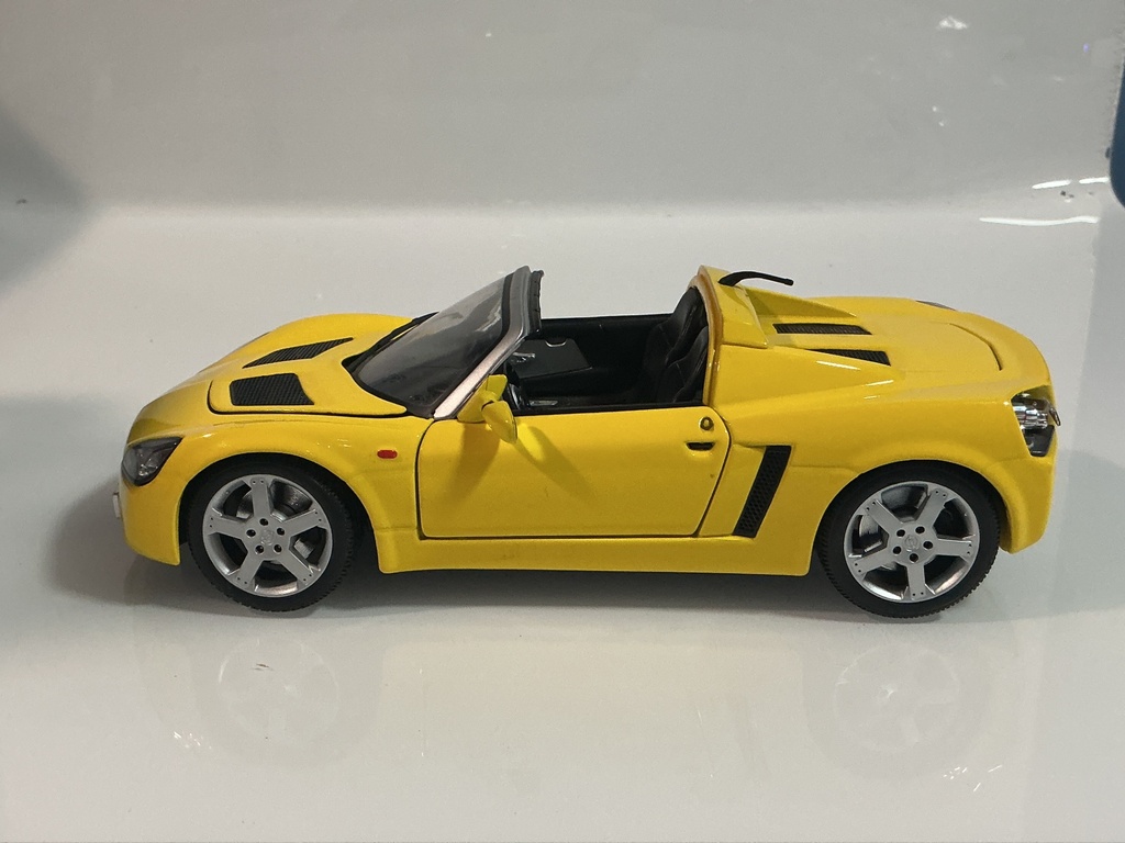 1/18 MAISTO OPEL SPEEDSTER - YELLOW ON BLACK - Photo 2