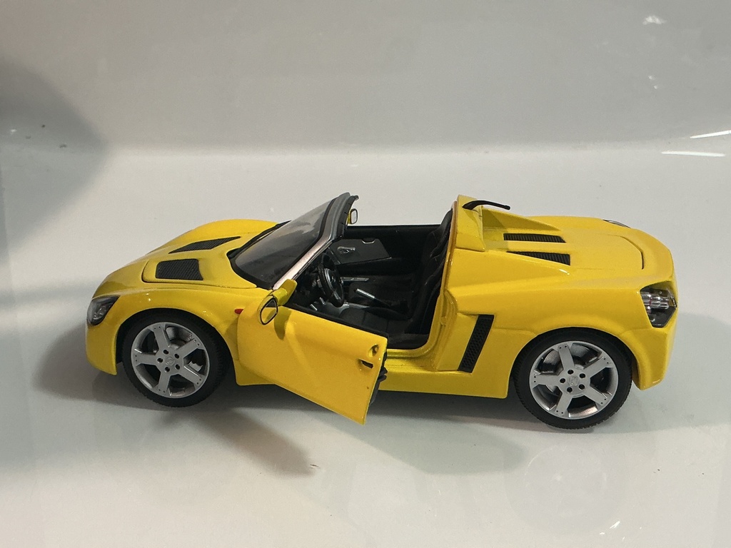 1/18 MAISTO OPEL SPEEDSTER - YELLOW ON BLACK - Photo 3