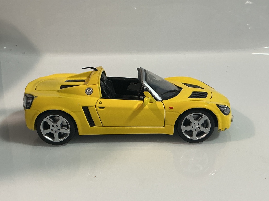 1/18 MAISTO OPEL SPEEDSTER - YELLOW ON BLACK - Photo 6