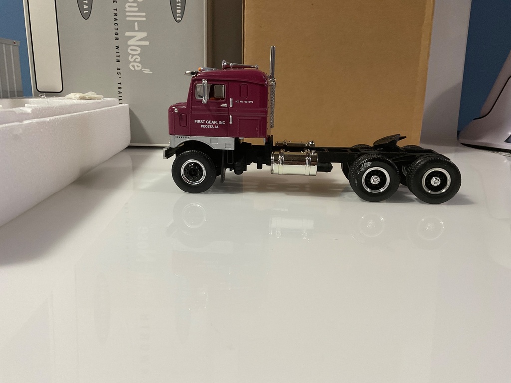 1/34 FIRST GEAR 53 KENWORTH BULL NOSE COE TRACTOR W/ 35’ TRAILER  - Photo 5