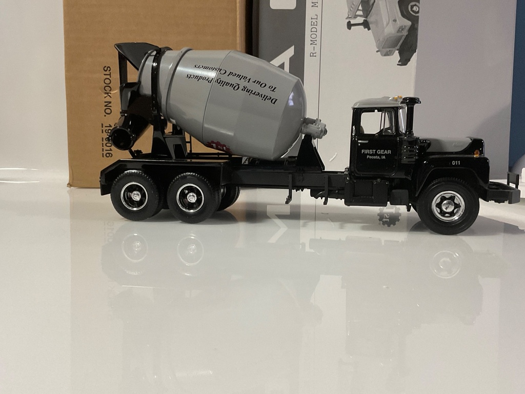 1/34 FIRST GEAR MACK R MODEL MIXER  19-0016 - Photo 3