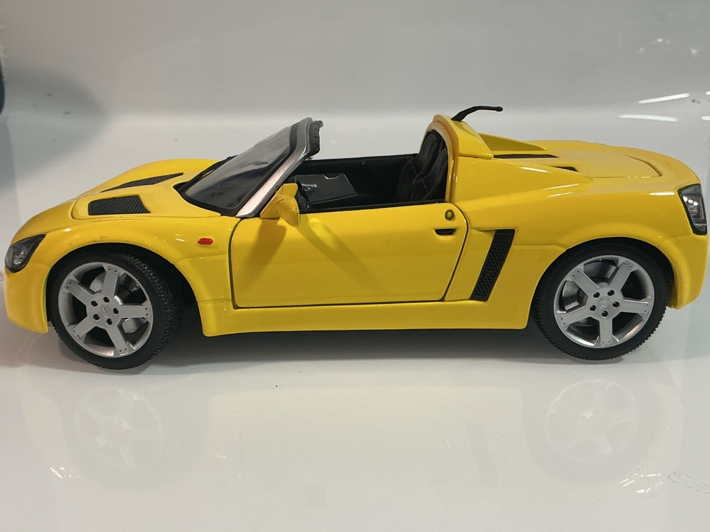 1/18 MAISTO OPEL SPEEDSTER YELLOW ON BLACK - Photo 2