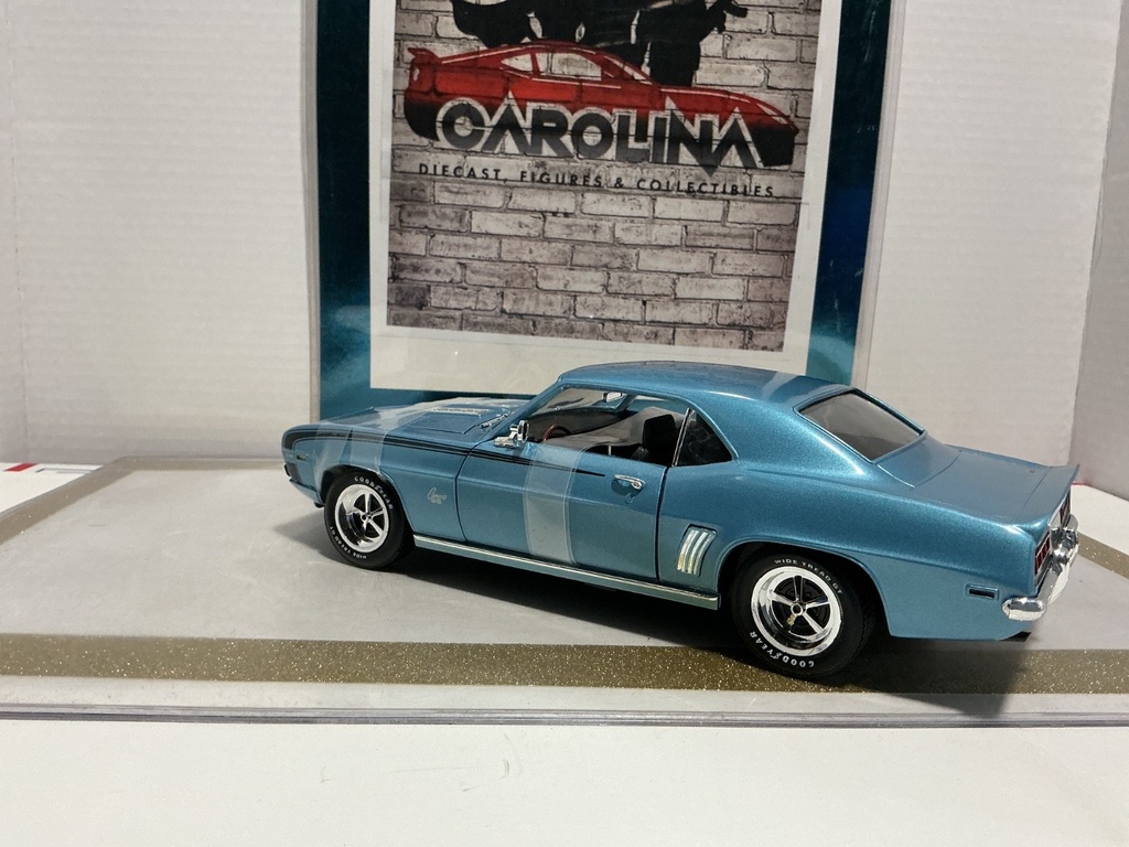 1/18: ERTL 1969 SS 396 L 89 CHEVROLET CAMARO GLACIER BLUE ON BLACK image