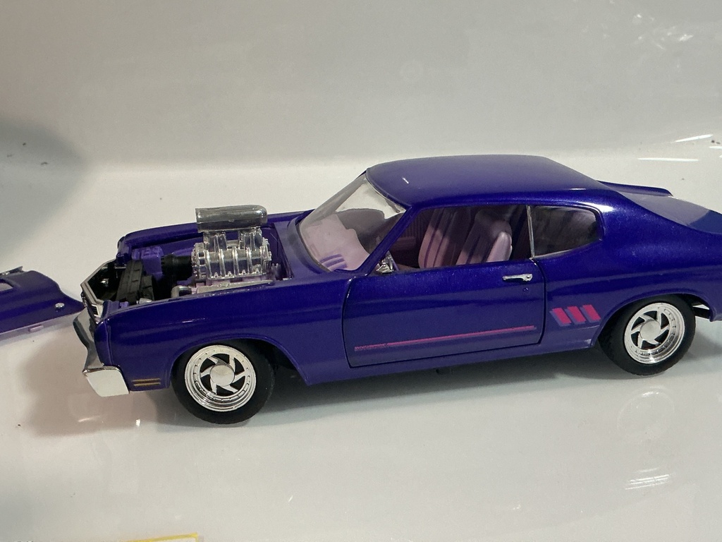 1/18 ERTL 1970 CHEVROLET CHEVELLE PURPLE ON PINK - Photo 3