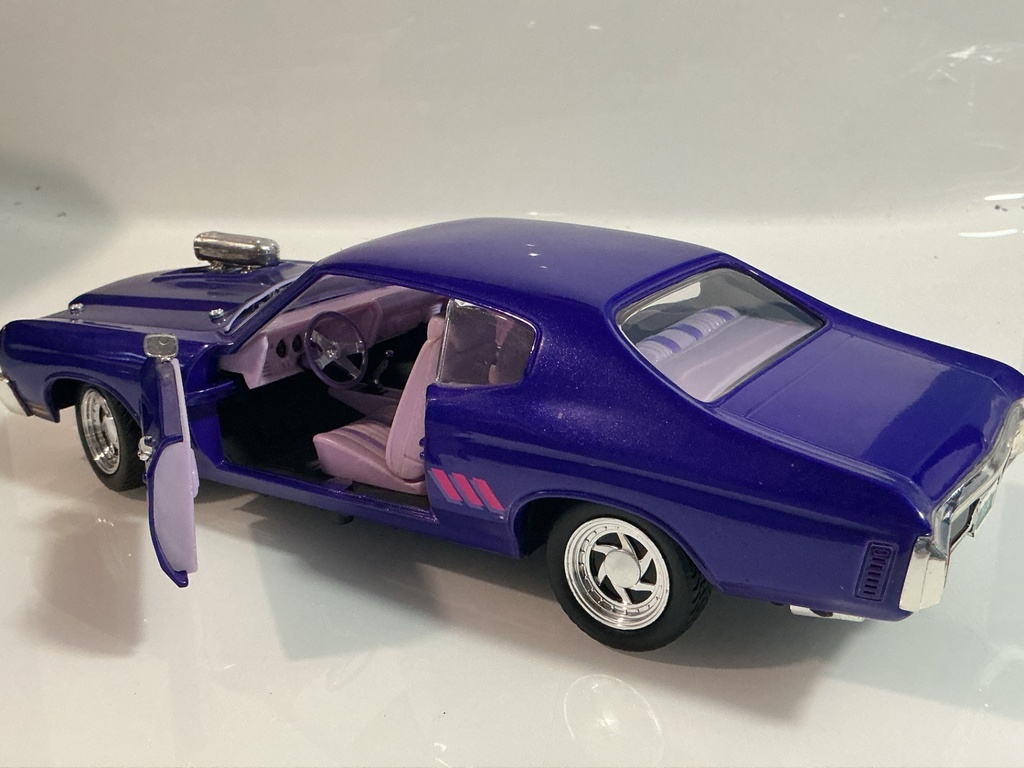 1/18 ERTL 1970 CHEVROLET CHEVELLE PURPLE ON PINK - Photo 4