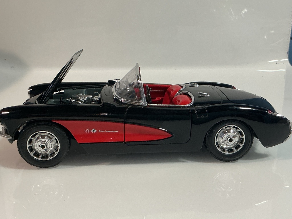 1/18 BURAGO 1957 CHEVROLET CORVETTE BLACK ON RED - Photo 2