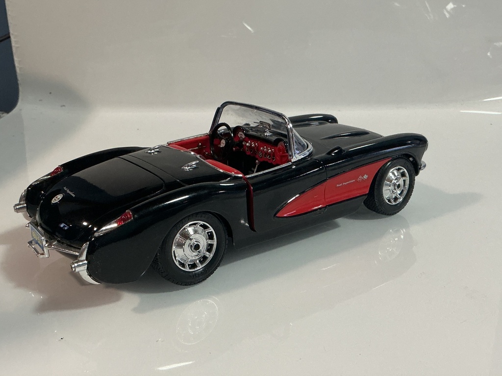 1/18 BURAGO 1957 CHEVROLET CORVETTE BLACK ON RED - Photo 6
