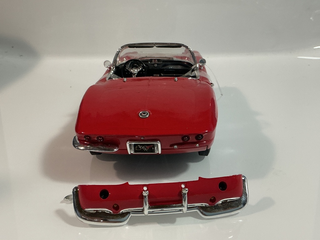 1/18 ERTL 1962 CORVETTE JUNKYARD PARTS RED ON BLACK - Photo 4