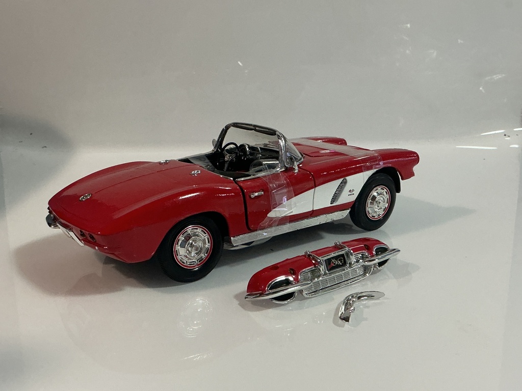 1/18 ERTL 1962 CORVETTE JUNKYARD PARTS RED ON BLACK - Photo 5