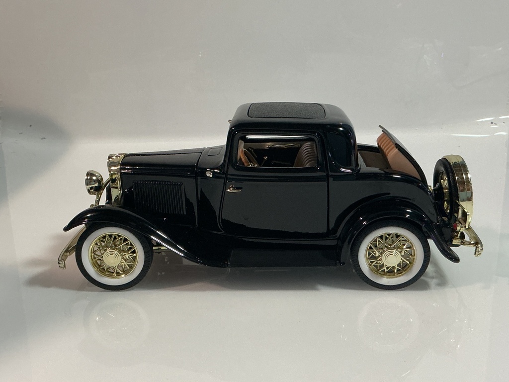 1/18 ROAD SIGNATURE FORD 3 WINDOW COUPE BLACK ON TAN - Photo 2