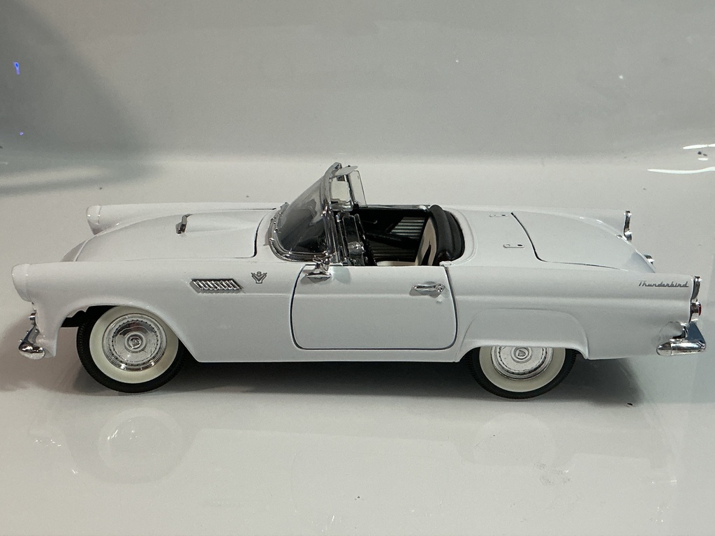 1/18 ROAD TOUGH THUNDERBIRD WHITE ON BLACK [CHIPPED WINDSHIELD] - Photo 2