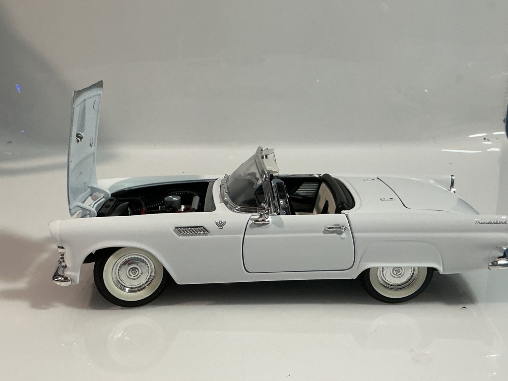 1/18 ROAD TOUGH THUNDERBIRD WHITE ON BLACK [CHIPPED WINDSHIELD] - Photo 3