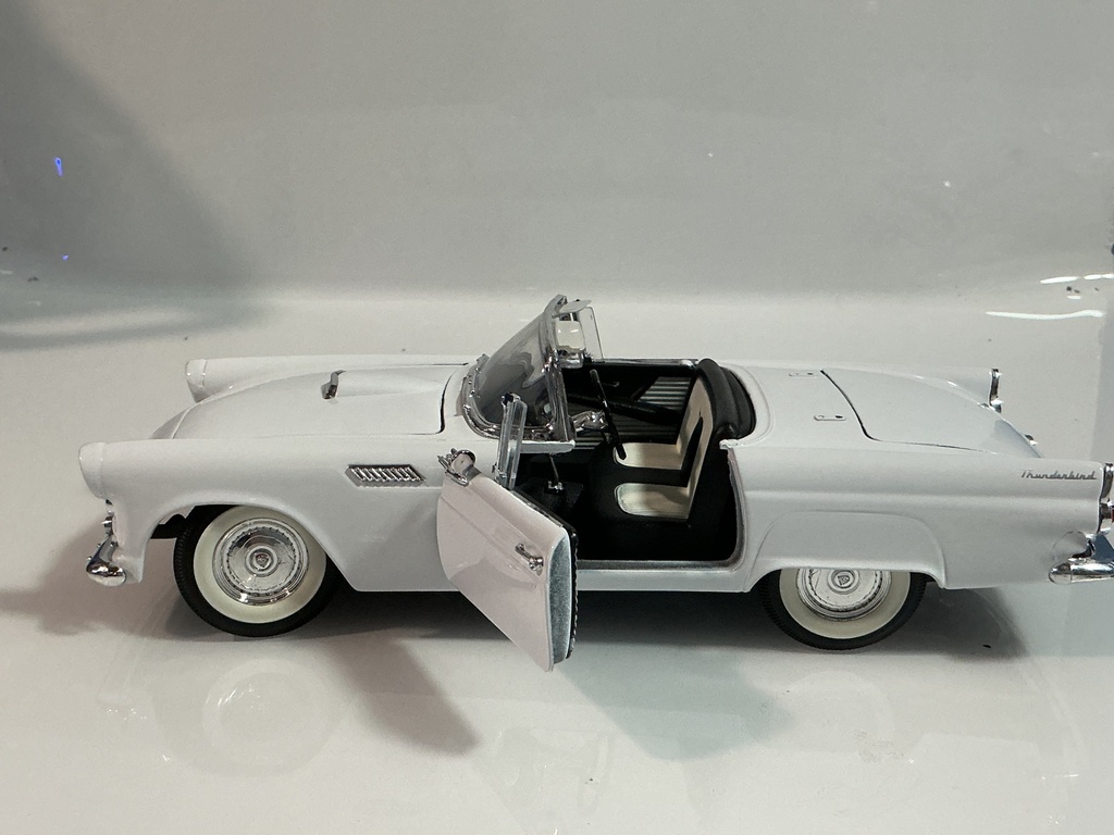 1/18 ROAD TOUGH THUNDERBIRD WHITE ON BLACK [CHIPPED WINDSHIELD] - Photo 4