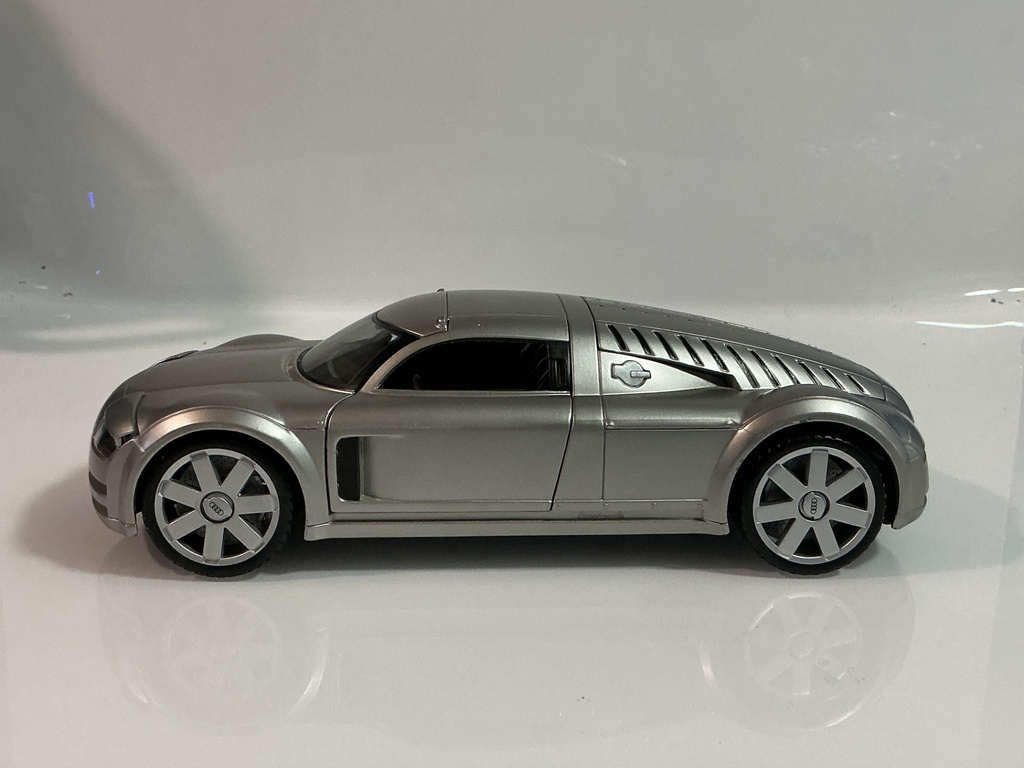 1/18 MAISTO AUDI SUPERSPORTWAGEN “ROSEMEYER” SILVER ON BROWN - Photo 2