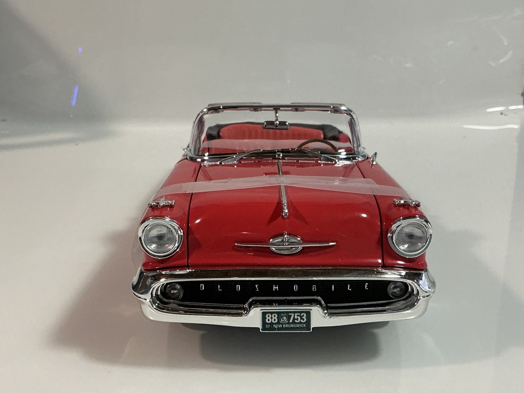 1/18 ROAD SIGNATURE 1957 OLDSMOBILE SUPER 8 BLACK ON RED [TIRES LOOSE] - Photo 2