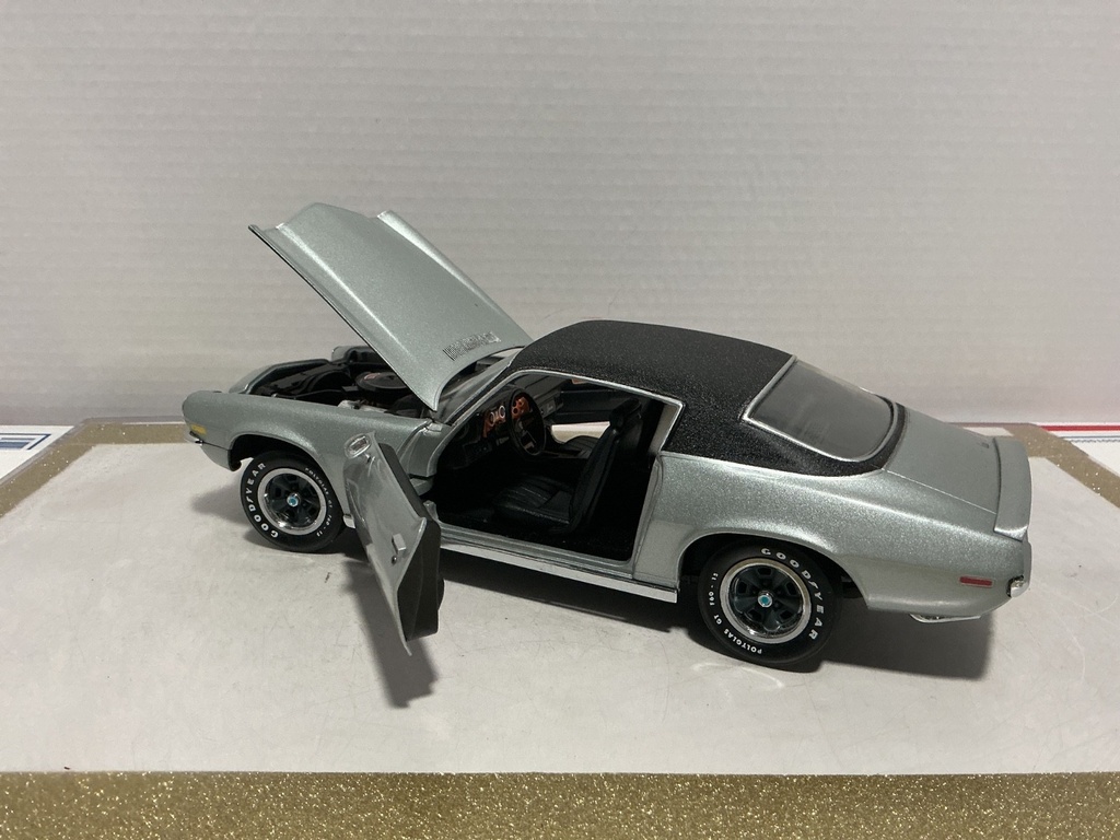 1/18: ERTL 1969 CHEVROLET CAMARO SS RAG TOP SILVER ON BLACK image