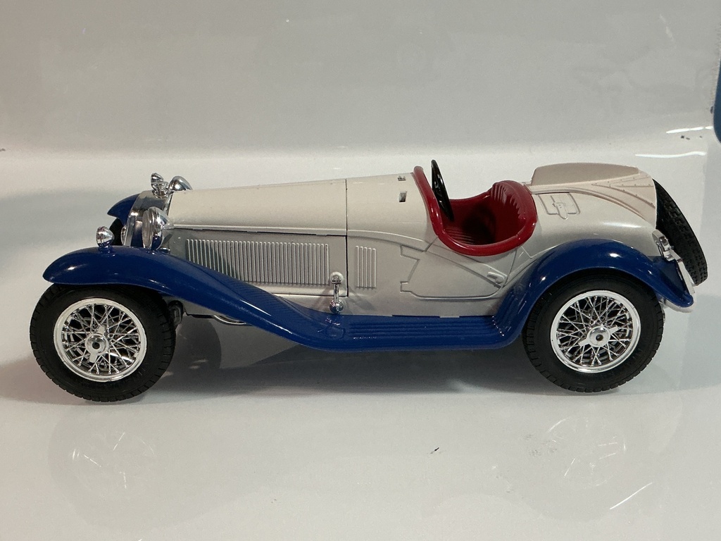 1/18 BURAGO ALFA ROMEO 2300 SPIDER 1932 WHITE / BLUE ON RED JUNKYARD - Photo 2