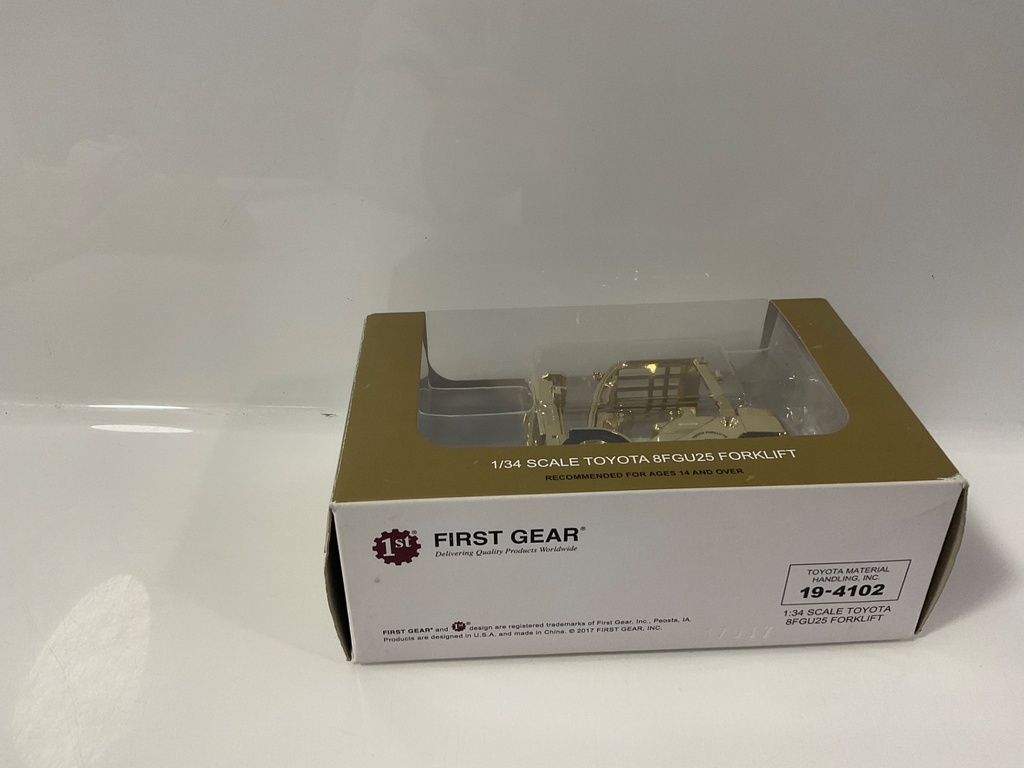 1/34 FIRST GEAR TOYOTA MATERIAL HANDLING 19-4102 8FGU25 FORKLIFT  - Photo 4
