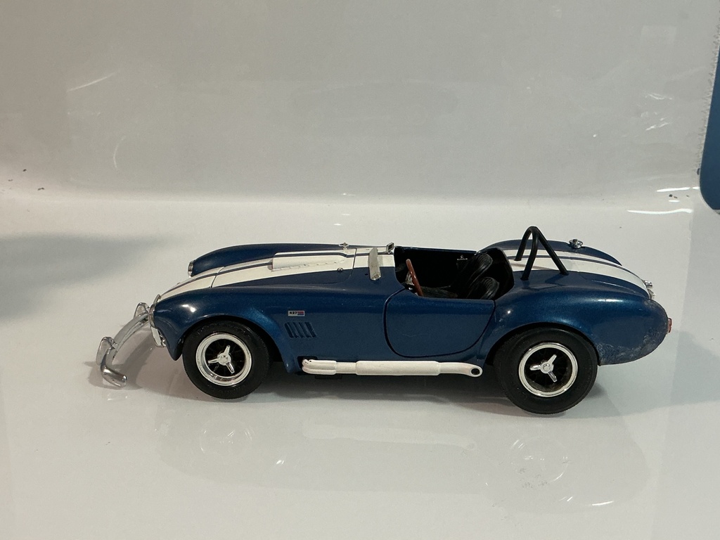 ERTL SHELBY  COBRA 427 BLUE/WHITE ON BLACK JUNKYARD PARTS CAR - Photo 2