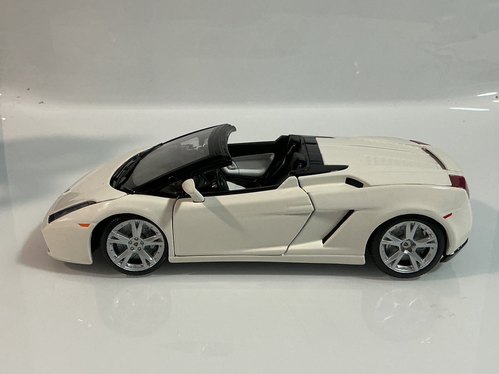 1/18 MAISTO LAMBORGHINI GALLARDO WHITE ON WHITE / BLACK [MISSING REFLECTORS] - Photo 4