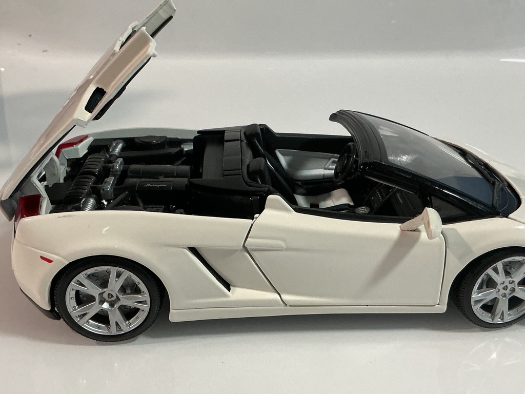 1/18 MAISTO LAMBORGHINI GALLARDO WHITE ON WHITE / BLACK [MISSING REFLECTORS] - Photo 6