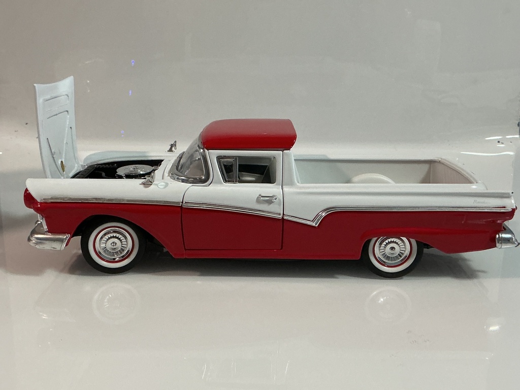 1/18 ROAD LEGENDS 1957 FORD RANCHERO RED / WHITE ON WHITE - Photo 3
