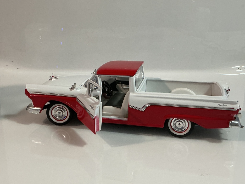 1/18 ROAD LEGENDS 1957 FORD RANCHERO RED / WHITE ON WHITE - Photo 4